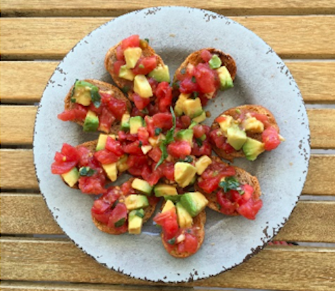 bruschetta de tomate y aguacate receta